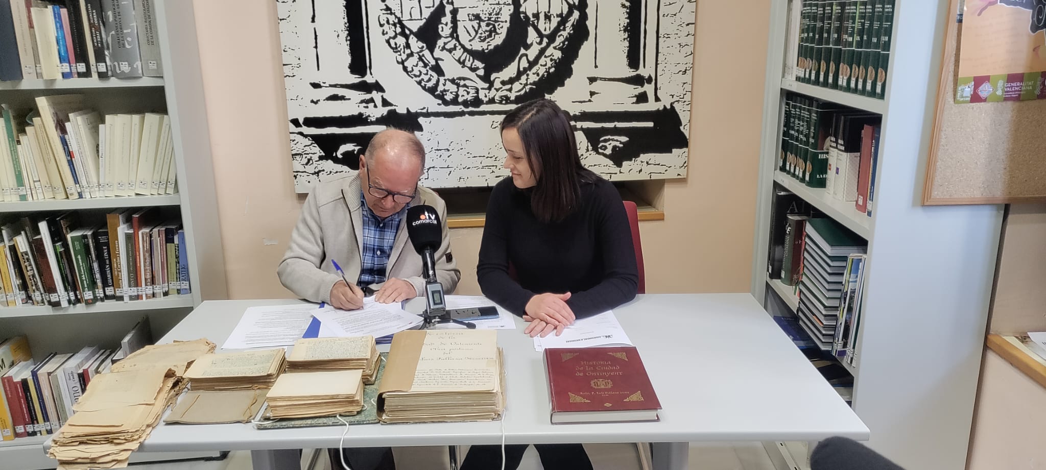 Fan entrega a l’arxiu d’Ontinyent dels manuscrits originals del llibre del Pare Luis Fullana
