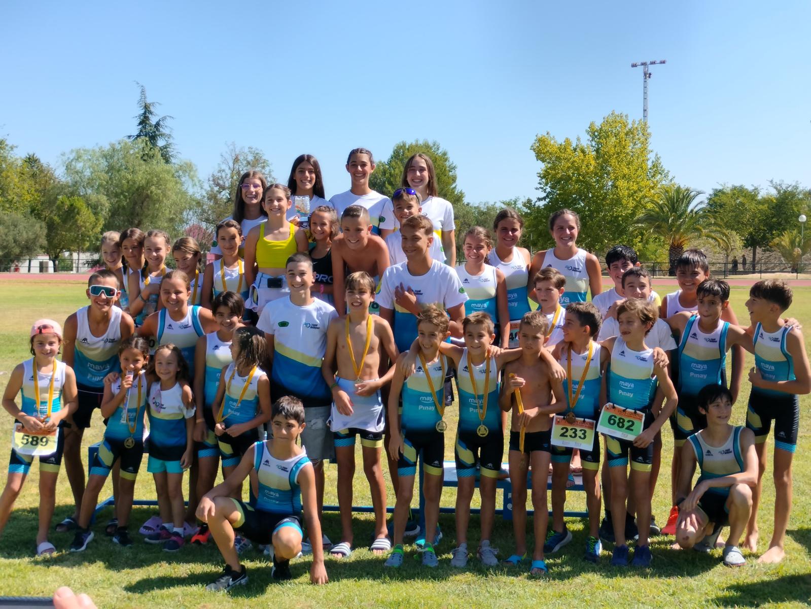 Quasi 250 xiquetes i xiquets participen en el XII Aquatló d’Ontinyent