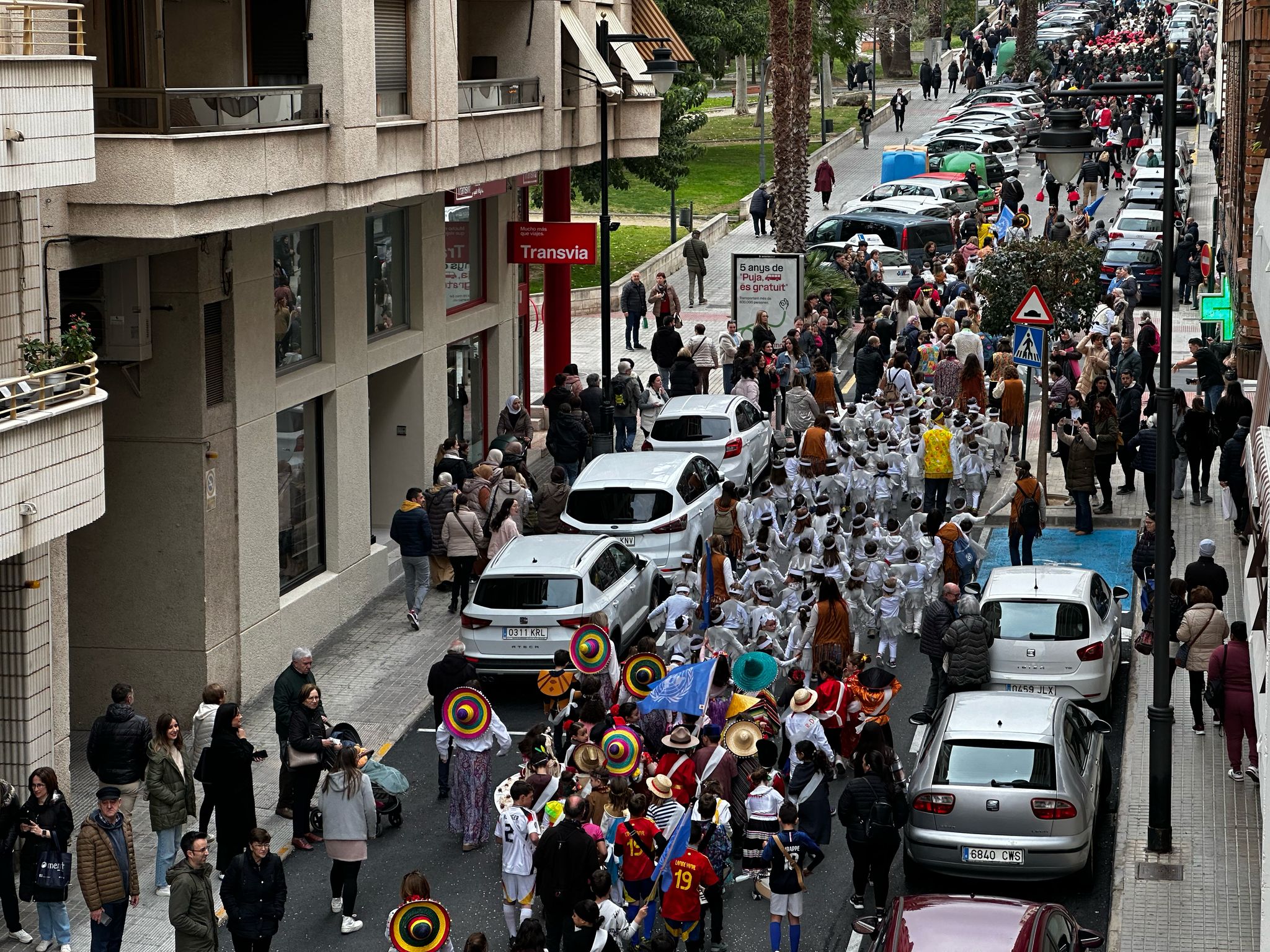Los centros educativos de Ontinyent celebran el Carnaval y llenan las calles de alegría y color